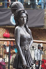 estátua da intérprete inaugurada em 2014, em Camden Town, em Londres.