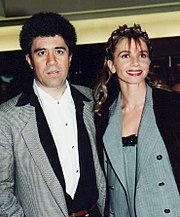 Almodóvar com Victoria Abril, estrela de De Salto Alto, em 1993 na entrega do César Award em Paris imagoi