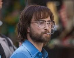 De cabelão e barba, Daniel Radcliffe surge diferente em set de novo filme