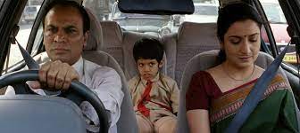 Ishaan com os pais no carro
