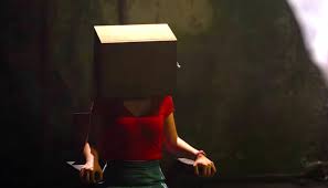 Janete com caixa na cabeça
