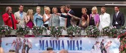 Meryl e o restante do elenco de Mamma Mia! junto da banda ABBA, durante o lançamento do filme na Suécia, em julho de 2008. 