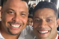Ronaldo parabeniza Hulk e se encontra com jogador do Atlético no Mineirão