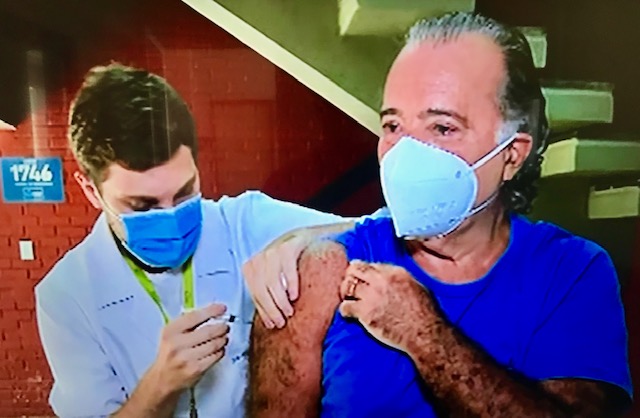Tony Ramos tomando a vacina