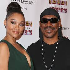 Eddie Murphy com sua filha Bria em fotografias tiradas com paparazi