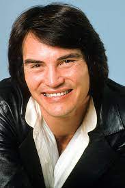 Sonny Landham jovem pousando sorrindo para a foto Imagoi