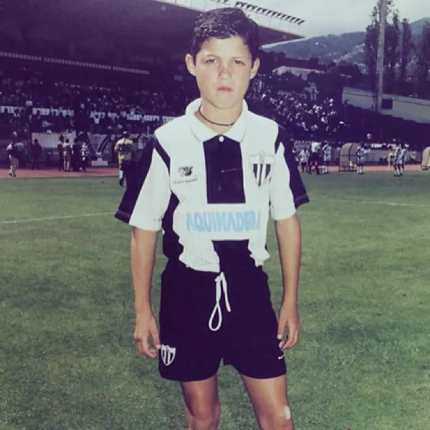Cristiano Ronaldo quando criança no campo de futebol Imagoi