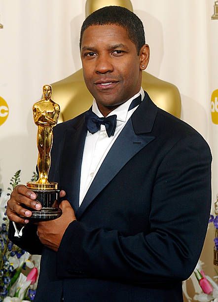 Denzel recebendo uma de suas premiações como melhor ator imagoi