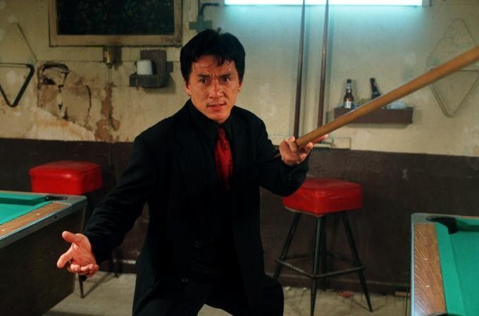 Jack Chan segurando um bastão Imagoi