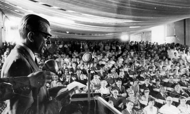 Teixeira durante inauguração da Universidade de Brasília, em 1962 imagoi 