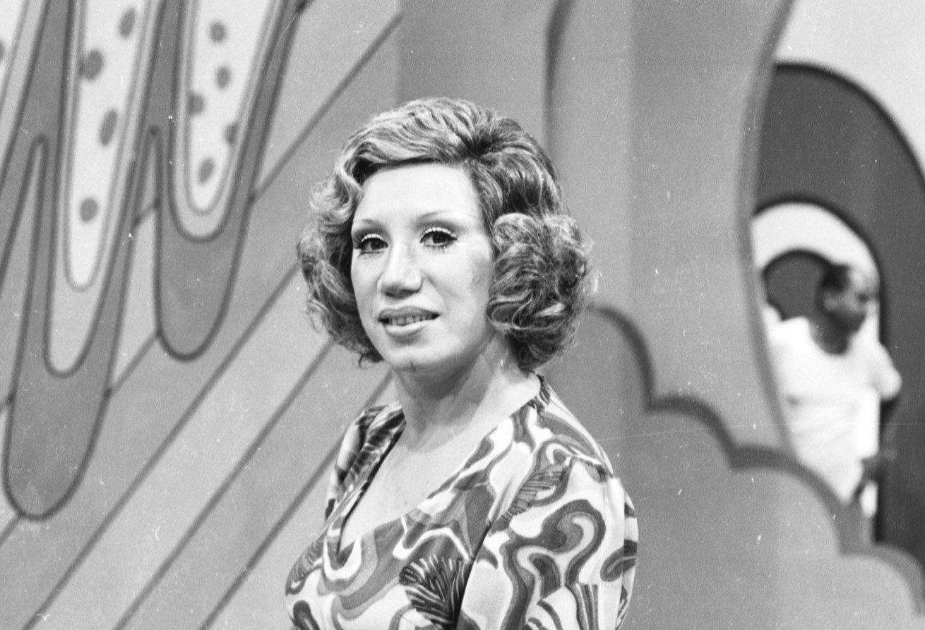 Berta Loranatuando em Faça Humor, Não Faça Guerra, em 1970 imagoi