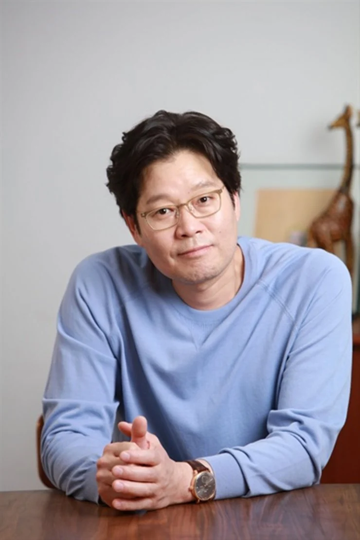  Yoo Jae-myung de camiseta azul e óculos Imagoi